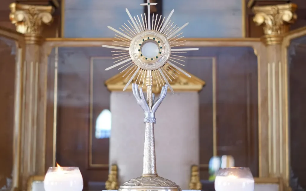 Modlitwa prywatna a Eucharystia - czy wieczorny pacierz zastępuje Mszę?