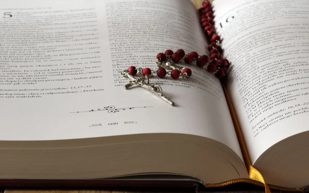 Co obejmuje Biblia katolicka: Stary i Nowy Testament?