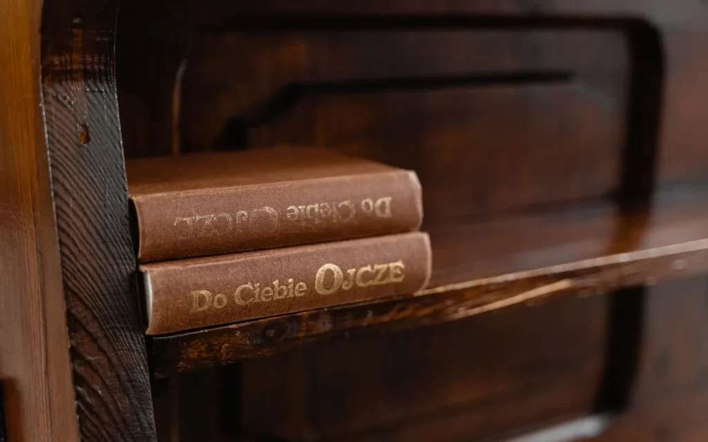 Czego nie mylić z odpustem zupełnym za zmarłych?