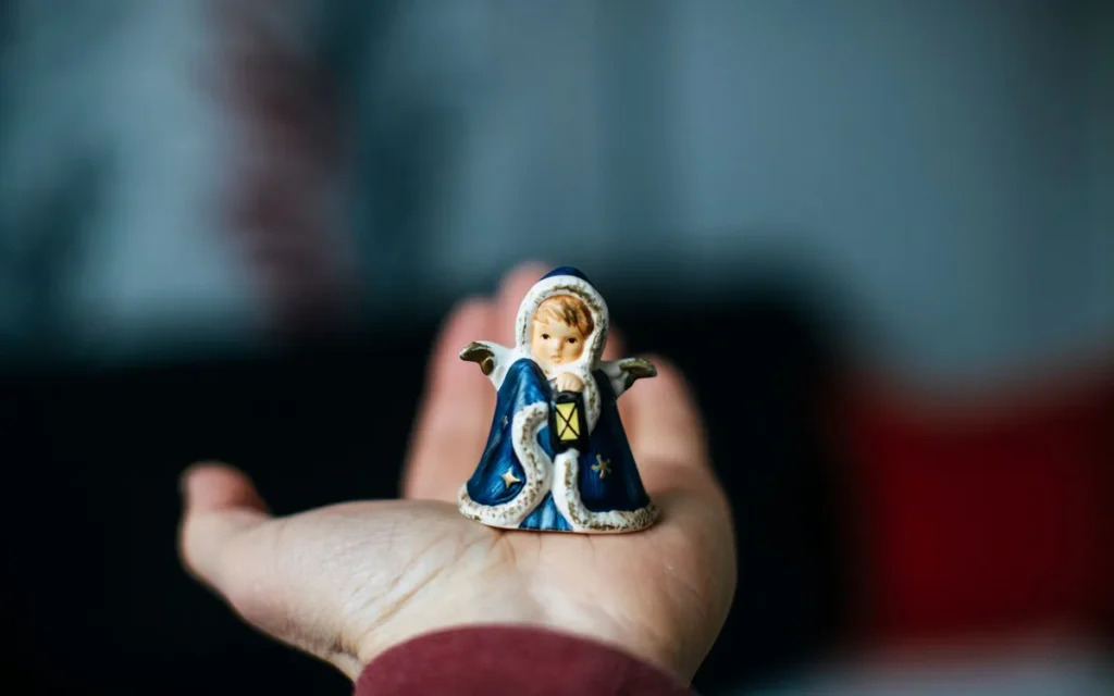 Symbole Adwentu - co oznaczają wieniec, świece, lampion i fiolet?