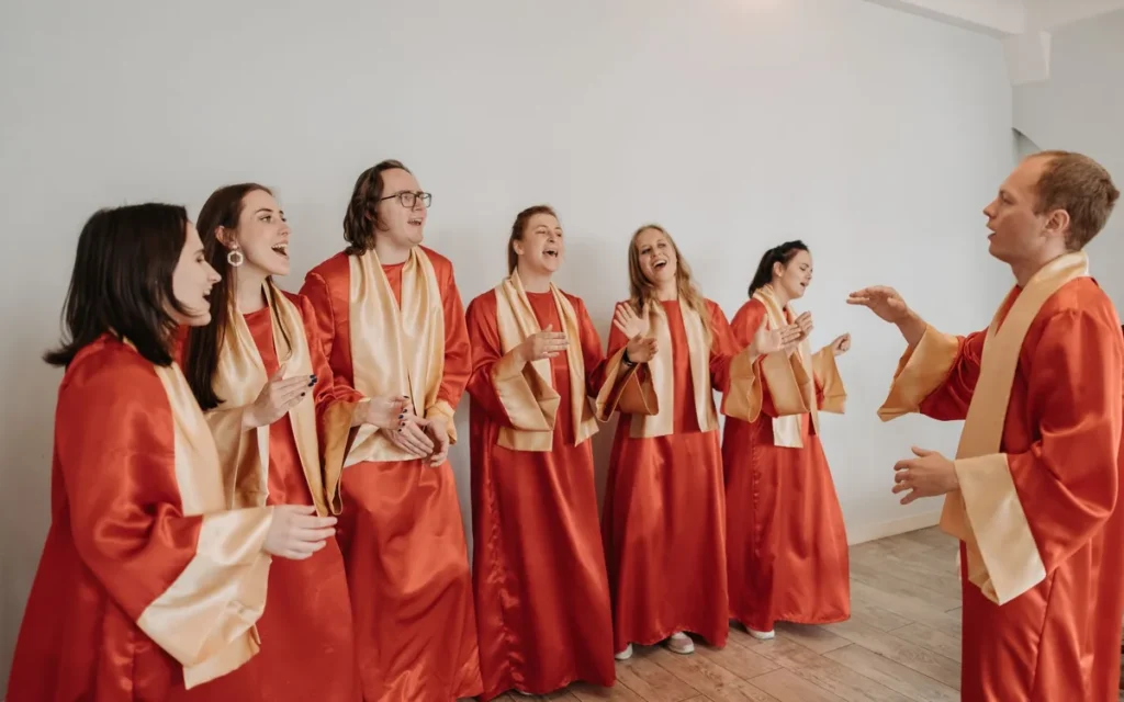 Jak połączyć pieśni maryjne z tekstami Mszy 15 sierpnia?