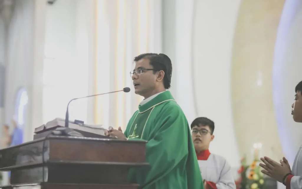 Ministrant, lektor i nadzwyczajny szafarz Komunii - czym się różnią?