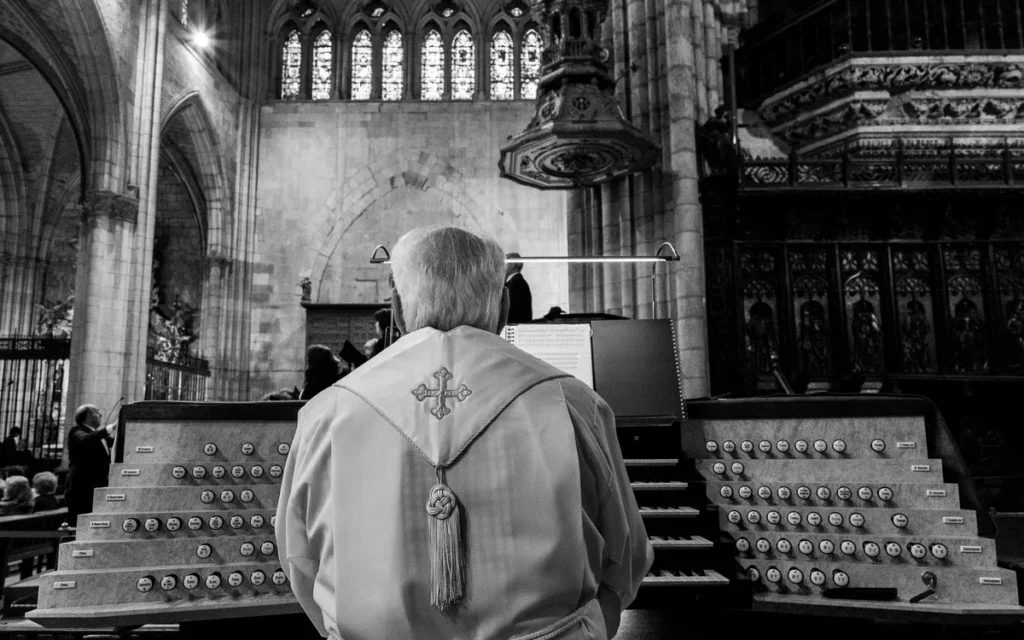 Organista, kościelny i dekoracja kościoła - co ustalić?